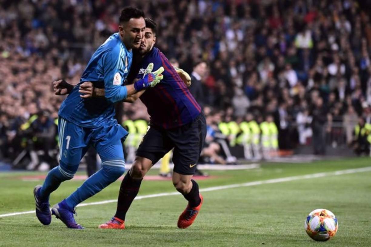 Keylor Navas (5): encaró la dificultad de estar a la altura de un gran partido sin tener la continuidad que necesita un portero. Muy metido desde el inicio, sin recibir disparos en el primer acto pero muy atento para salir con rapidez en varias acciones. Quedó tocado en la segunda parte, cuando recibió tres goles sin respuesta ante el disparo de Suárez que rompía el partido, impotente ante el tanto en propia puerta encajado y recibiendo un penalti a lo Panenka en el que puede ser su último partido de la temporada si Solari no le concede alguno de Liga.