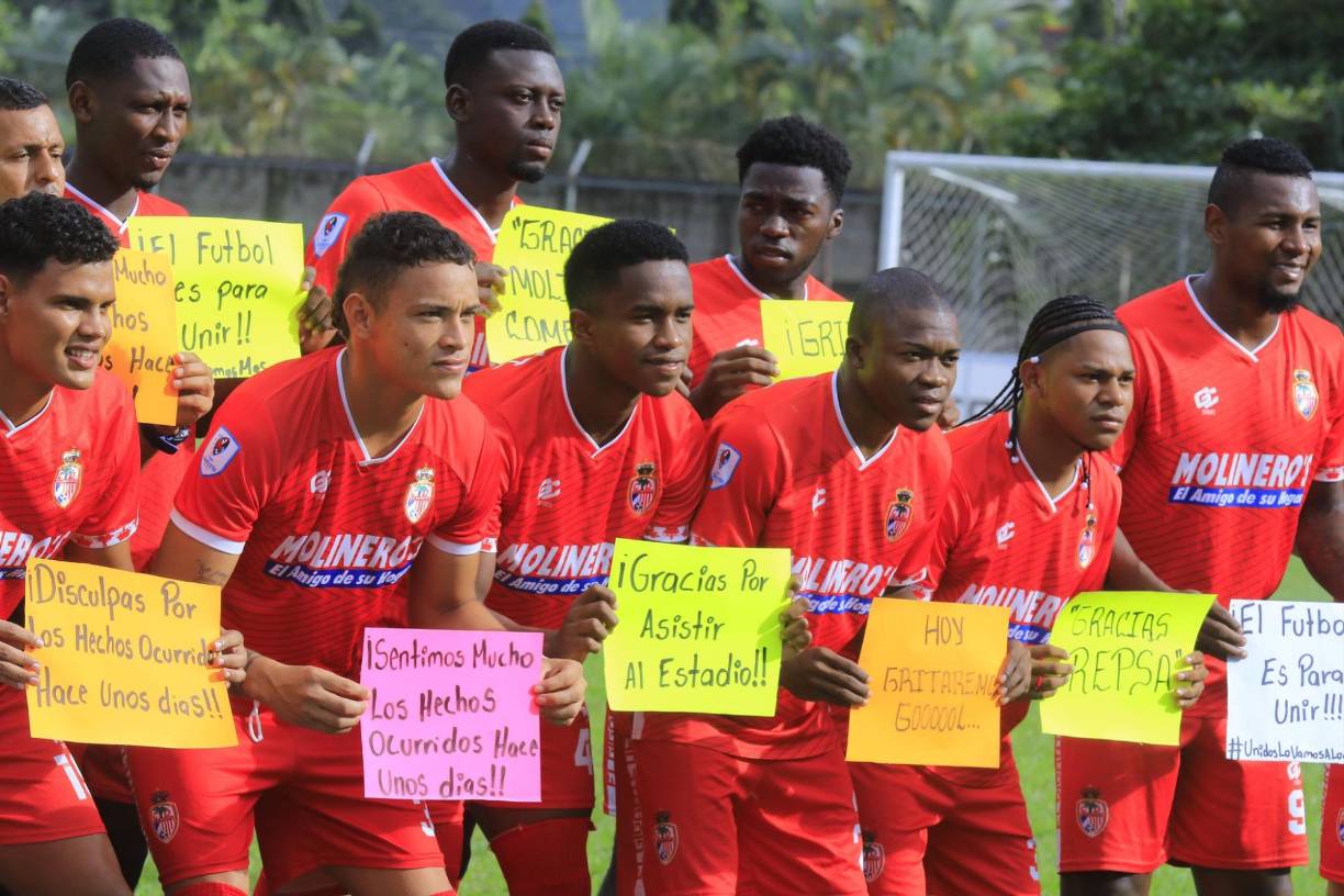 “¡Disculpas por los hechos ocurridos hace unos días!” y “¡Gracias por asistir al estadio!”, fueron otras de las frases para los fanático.