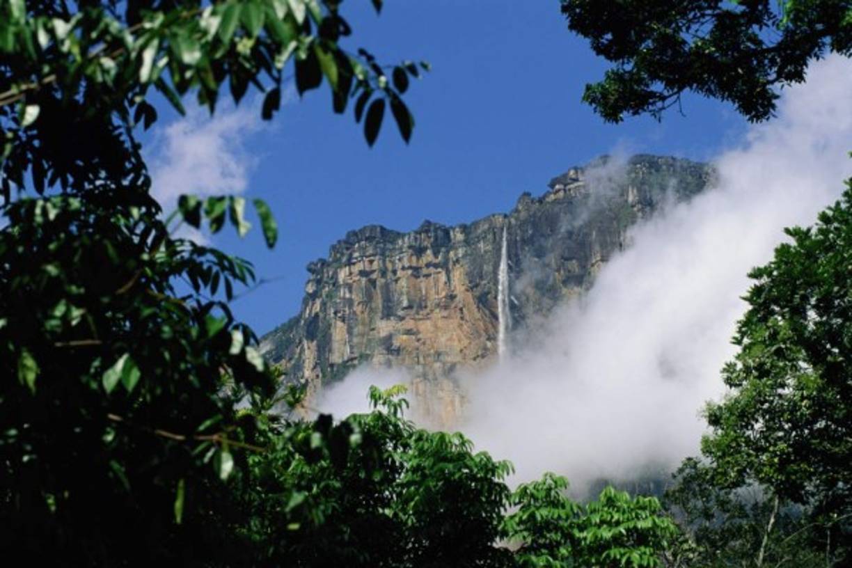 Venezuela es una palabra en idioma caquetío. Cuando los conquistadores españoles arribaron al lugar, lo llamaron Venezziola, que significa 'pequeña Venecia' haciendo alusión a cierto parecido con las aguas de la ciudad europea.