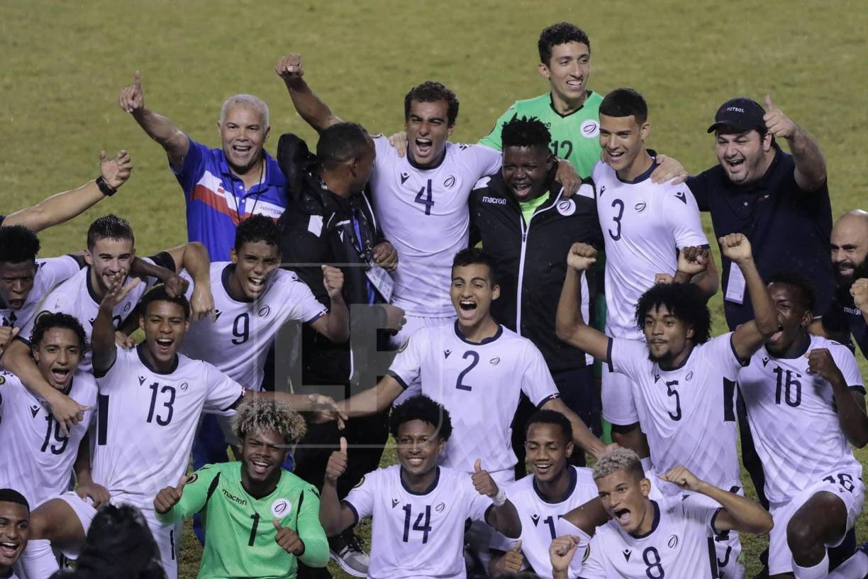 Futbolistas y cuerpo técnico posaron para los medios de comunicación tras meterse en la historia del fútbol de República Dominicana.