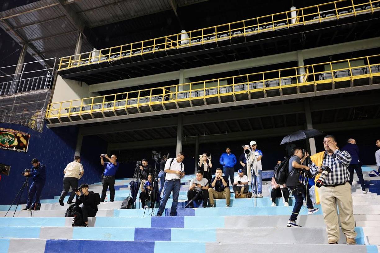 La prensa hondureña y mexicana estuvo presente también en el estadio Morazán durante el reconocimiento de cancha del Tri.