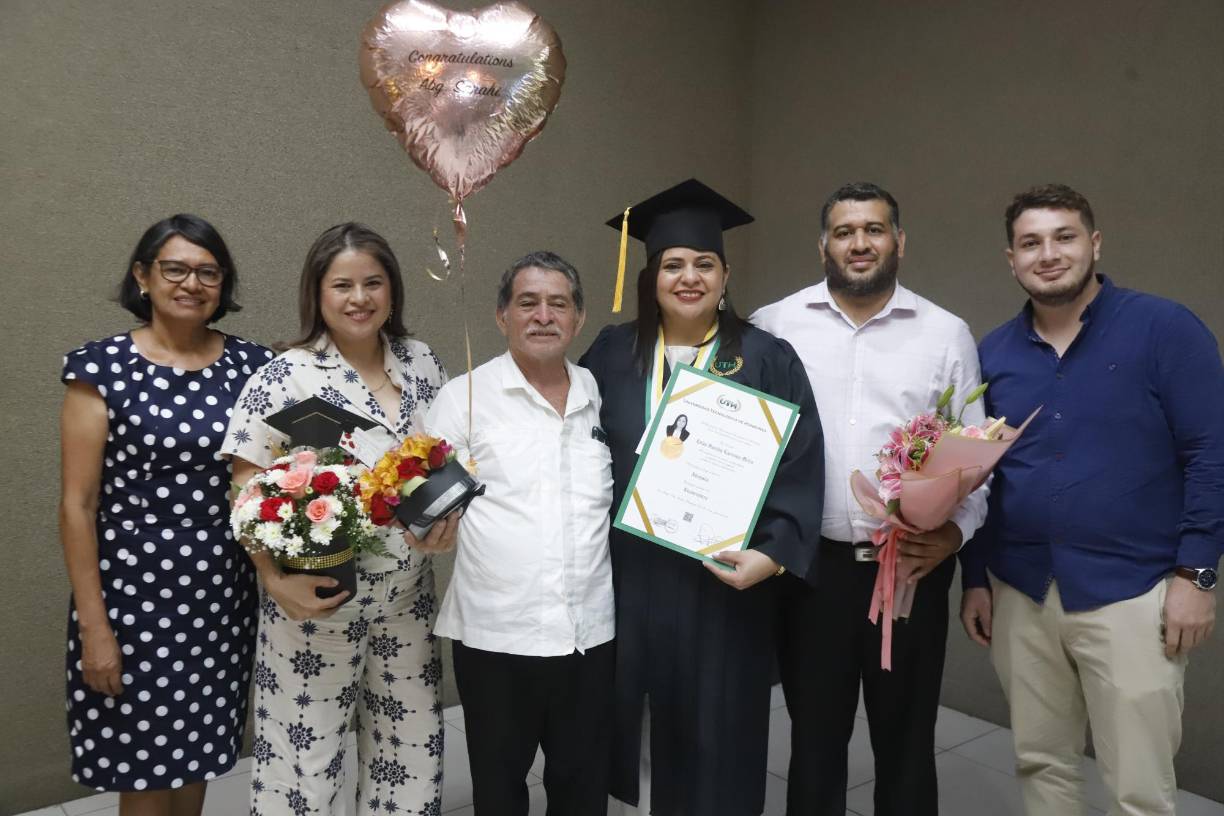 Rosa María García, Seyla, José y Sarahy Larrama junto a Xavier Obando y Roberth Larrama