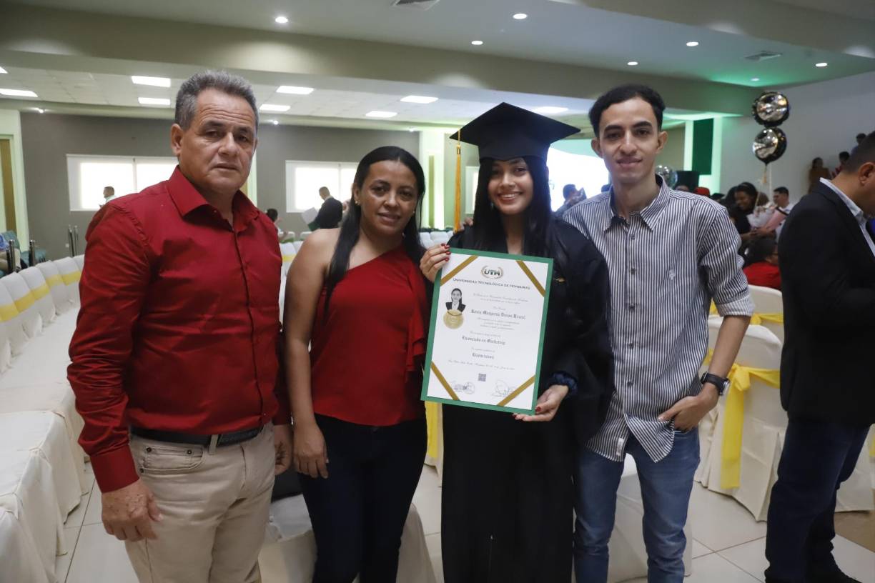 Juan José Durón, Aracely Rivera, Kenia Durón y Bryan Durón