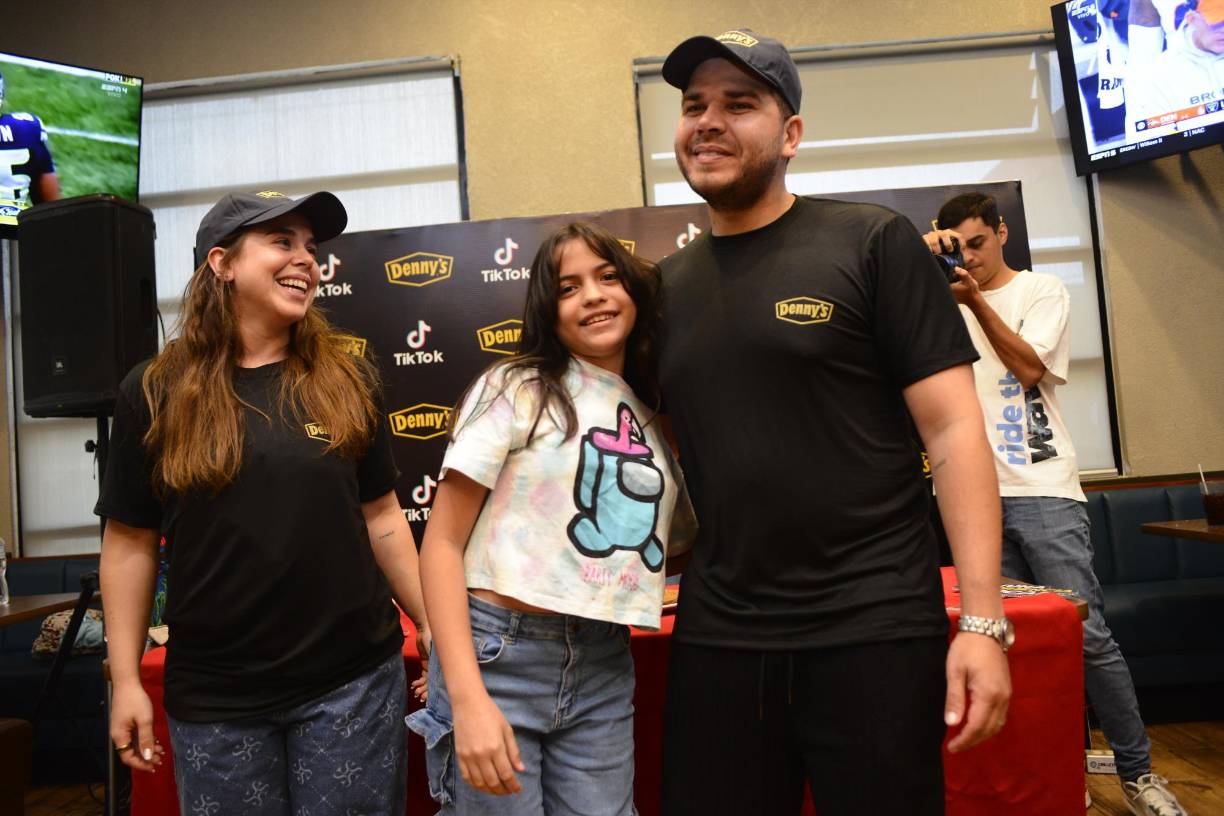 María Edith Cubas Gavarrete también aprovechó el momento con los tiktokers.