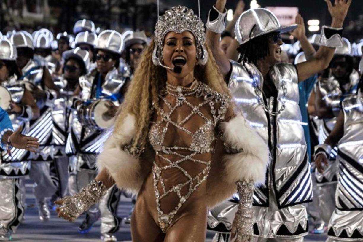 Los desfiles del carnaval de Rio de Janeiro ofrecen un despliegue de fantasía y de cuerpos esbeltos con atavíos de ensueños que asombran y emocionan a locales y al mundo.