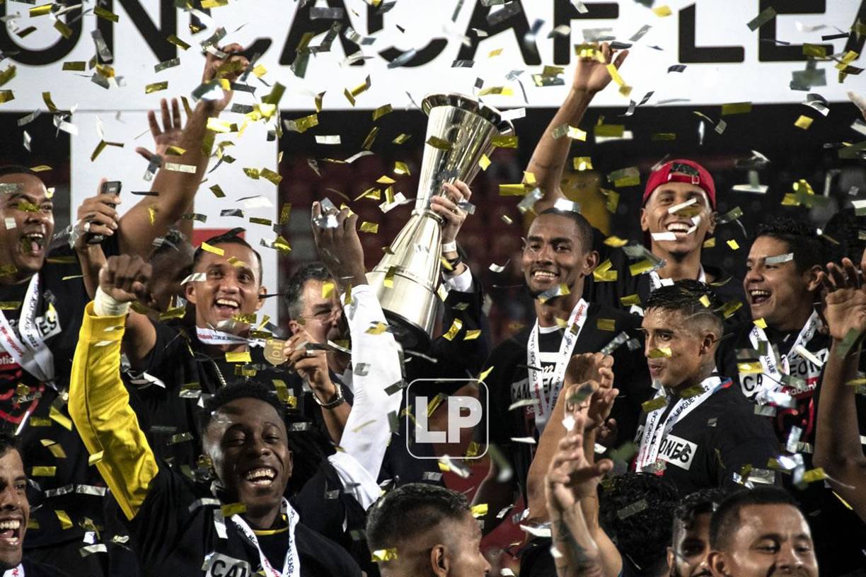 La celebración de los jugadores del Olimpia con el trofeo de campeones de la Liga Concacaf 2022.