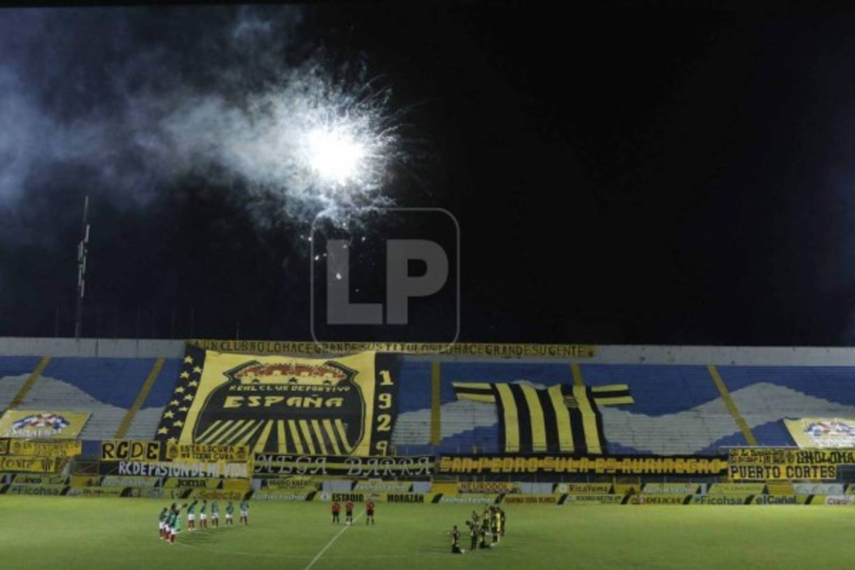 Previo al pitazo inicial, se guardó un minuto de silencio en memoria de Gerardo Mejía, ex árbitro central y asesor arbitral que murió en la ciudad de Tegucigalpa.