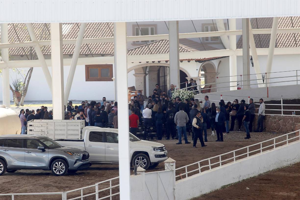 Tras conocer la noticia de su muerte, familiares y amigos del cantante mexicano Vicente Fernández se han trasladado al interior del rancho los 3 Potrillos donde será el funeral del interprete, este domingo en la ciudad de Guadalajara, en el occidental estado de Jalisco (México).