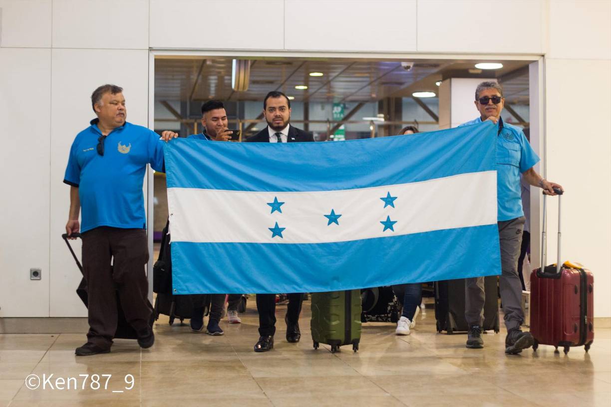 Portando con orgullo la bandera hondureña, la delegación hizo una entrada memorable en el aeropuerto Adolfo Suárez de Madrid.