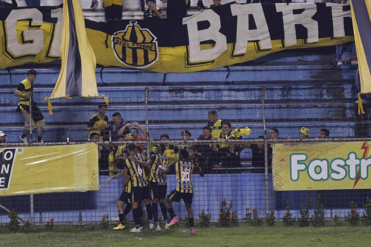 Juan Vieyra celebró con la afición su gol olímpico.