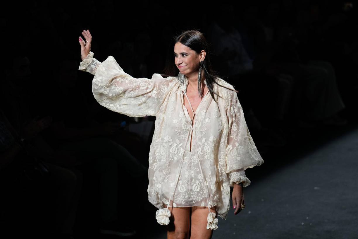 La diseñadora Odette Álvarez saluda tras su desfile parte de la Mercedes-Benz Madrid Fashion Week este jueves, en la capital española. EFE/ Borja Sánchez-Trillo 