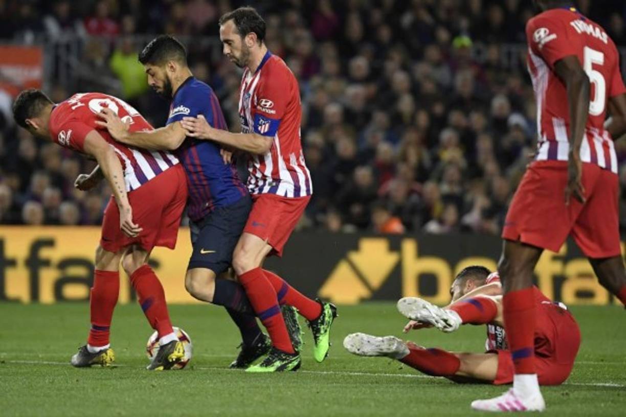 ¡Duelo charrúa! Los uruguayos Diego Godín y José María Giménez marcando a Luis Suárez. Foto AFP