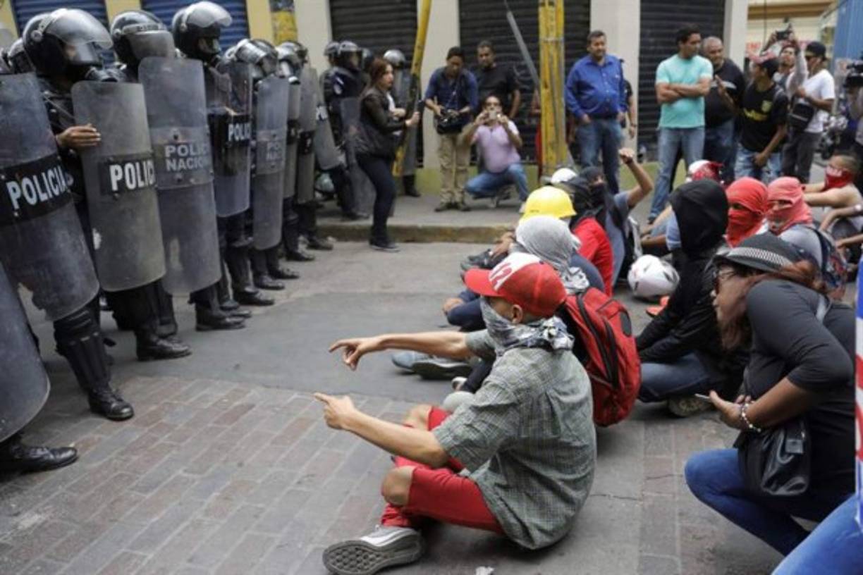Las manifestaciones violentas del lunes dejaron decenas de lesionados, detenidos, cuantiosas pérdidas materiales, entre ellas el incendio de al menos cuatro edificios, tres de ellos emblemáticos de la capital hondureña, dos de la Alcaldía Municipal y uno de la Empresa Hondureña de Telecomunicaciones (Hondutel), y una farmacia.