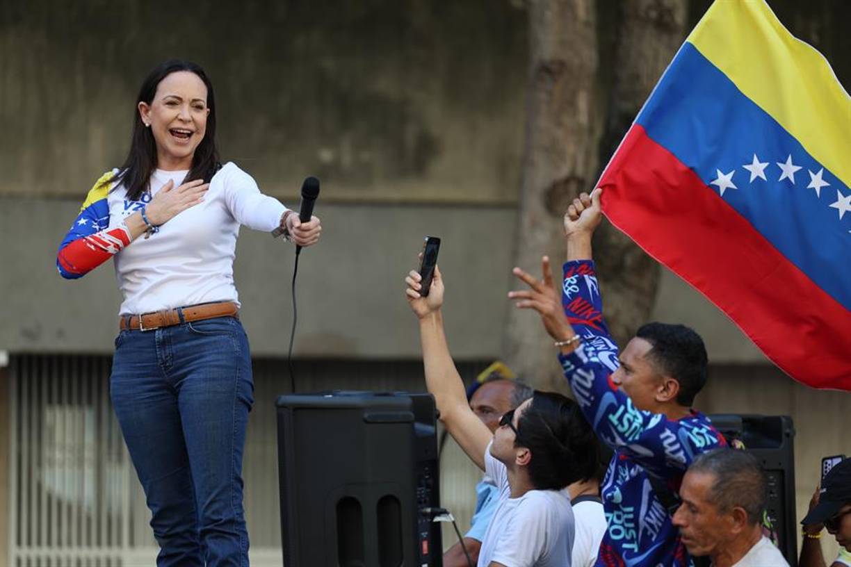 La líder opositora dijo que Nicolás Maduro, quien juró este viernes como mandatario para un tercer sexenio consecutivo en el poder, ha consolidado “un golpe de Estado frente a los venezolanos y frente al mundo”.