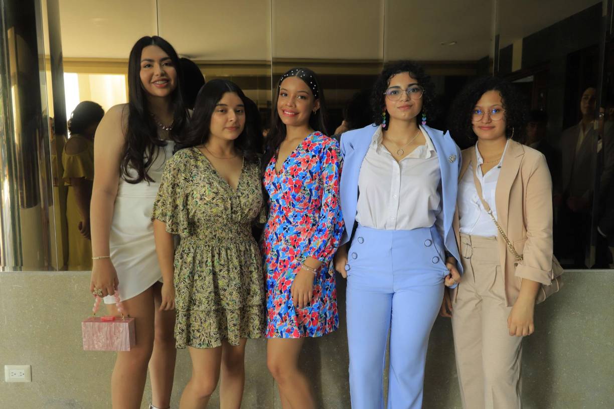 Madeline Menardi, Blanca Raura, Eunice Guevara, Gina Fuentes y Linda Colindres