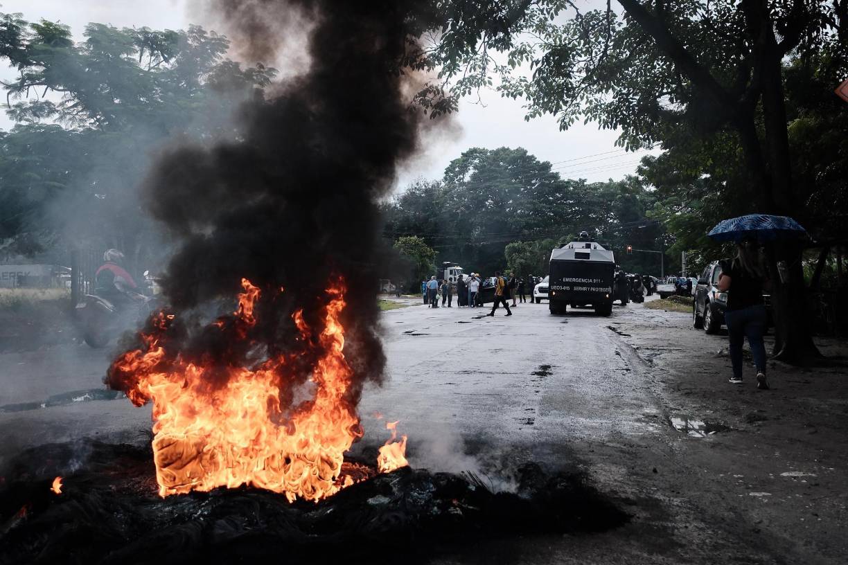 Pobladores se tomaron desde tempranas horas de este miércoles la entrada principal a la colonia Fesitranh, de San Pedro Sula. 