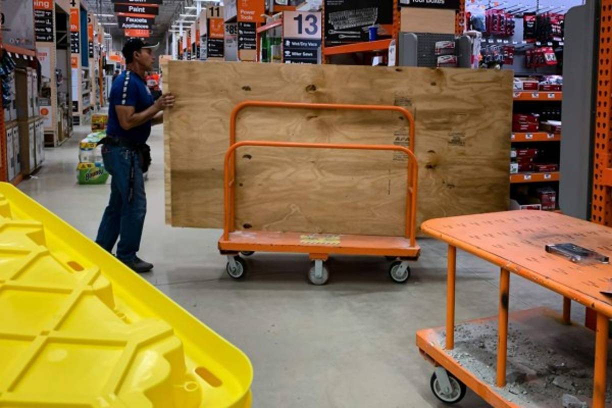 La tienda de suministros de construcción Home Depot se estaba quedando sin tablones de madera, que son utilizados por los residentes para tapiar las ventanas ante la llegada de un huracán.