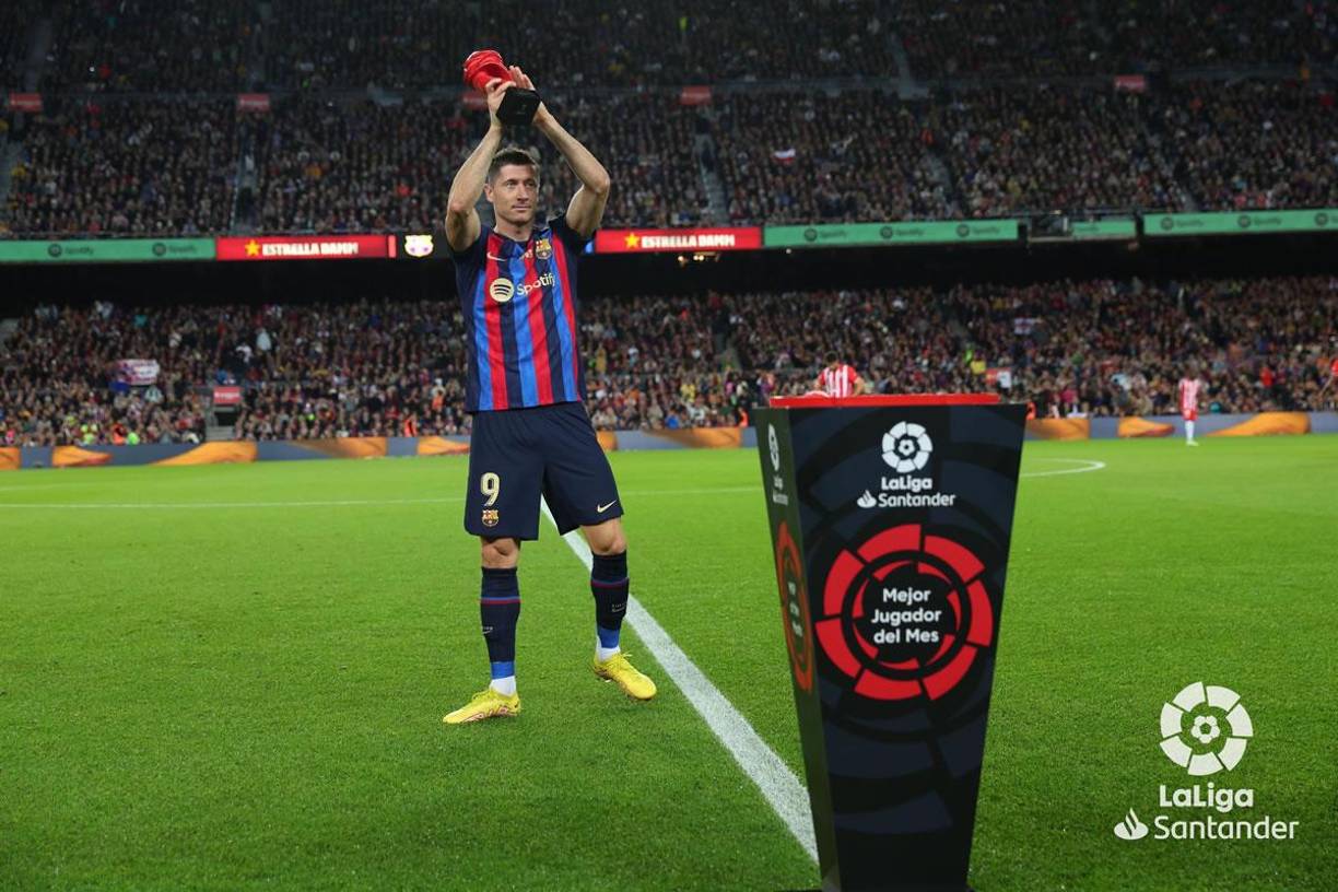 Robert Lewandowski recibió el premio tras haber sido elegido el Mejor Jugador de octubre en la Liga Española.