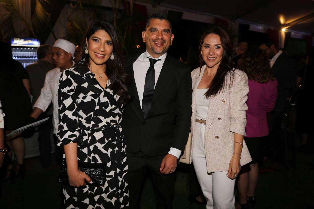 <i><b>Gissel Ordóñez, Pedro Herrera y Vanessa Lazo</b></i>