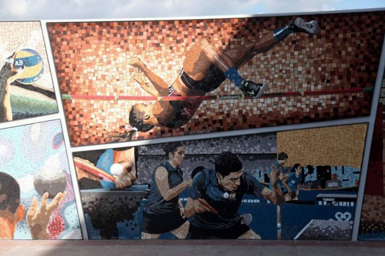 El mural está hecho con pequeños pedazos de cerámica denominadas teselas.