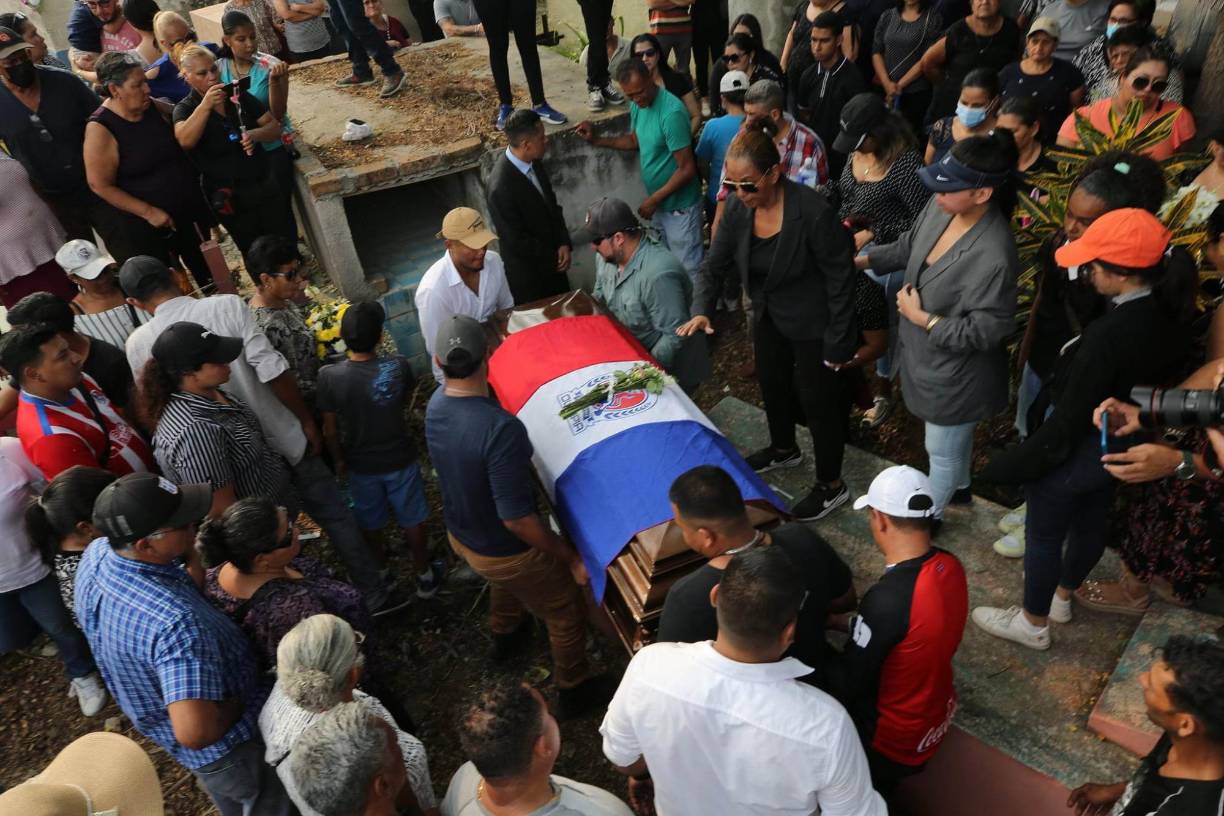 En medio de aplausos y arropado con la camisa del Olimpia, así se le dio el último adiós al exguardameta catracho, quien perdió su vida a causa de un infarto. 