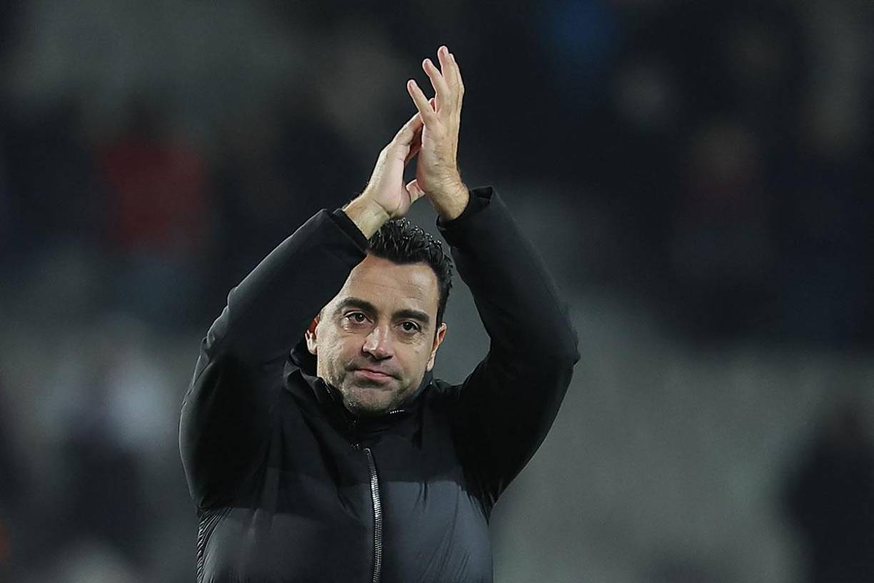 Xavi Hernández aplaude el apoyo de los aficionados del Barcelona.