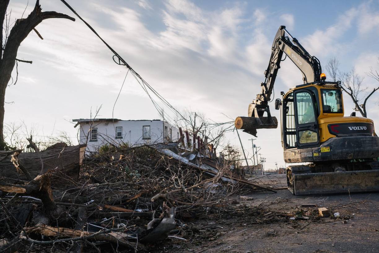  La magnitud de los daños ha llevado a la compañía de servicios meteorológicos AccuWeather a estimar que alguno de los 30 tornados del viernes pudieron alcanzar la máxima categoría en la Escala Fujita (F5), lo que supondría que generaron vientos de más de 321 kilómetros por hora. 