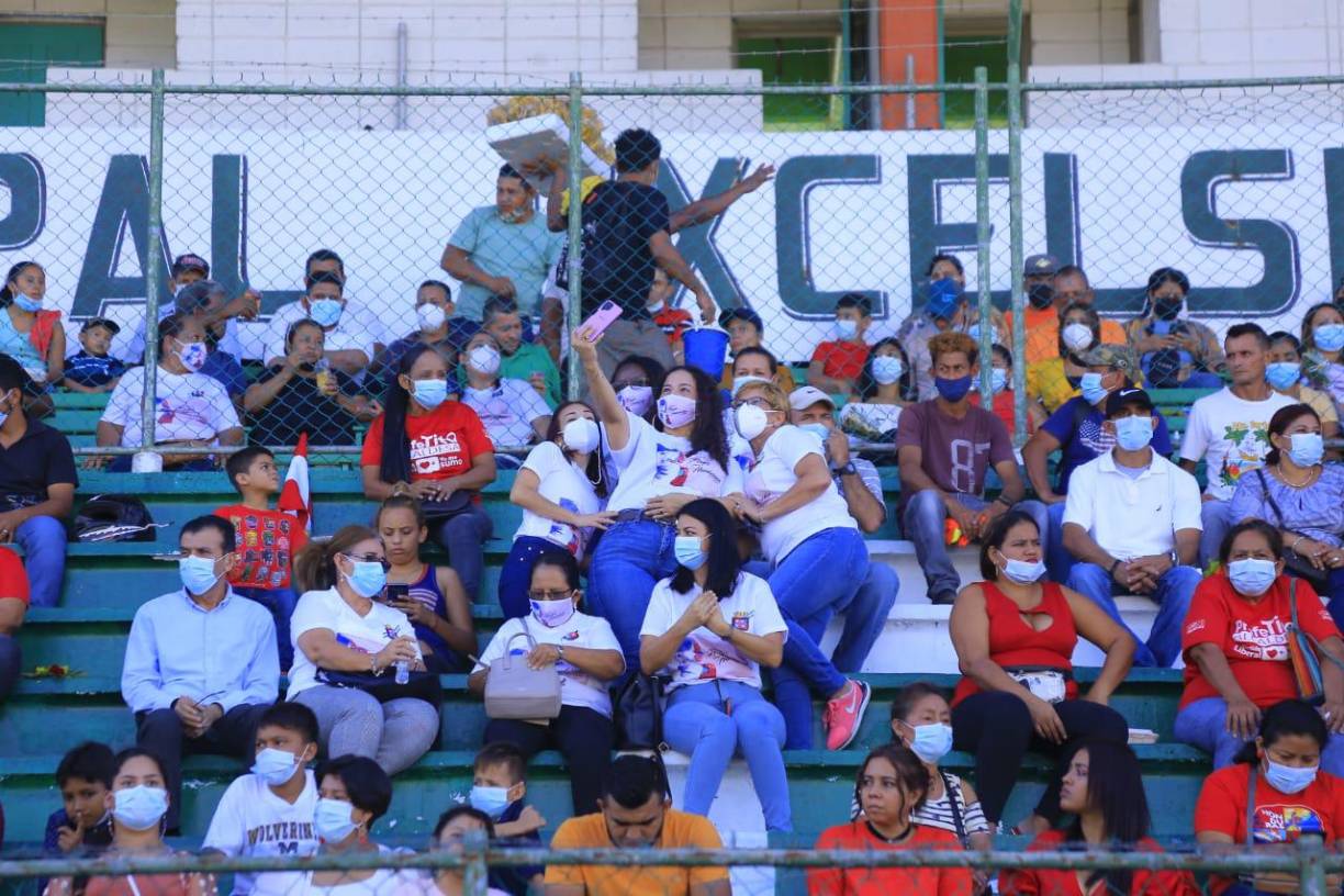 Martell fungió como vicealcaldesa en la gestión de Allan Ramos, quien declinó sus aspiraciones en el último proceso electoral. 