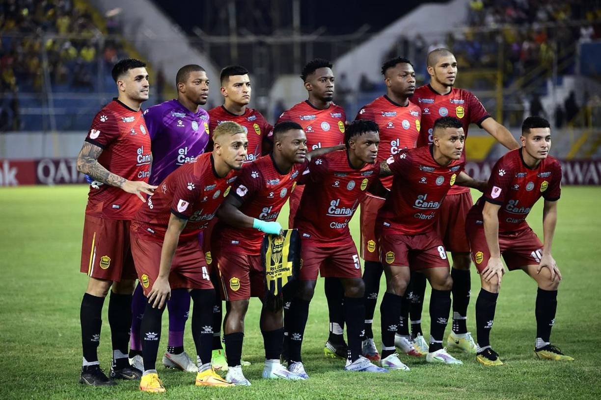 El 11 titular del Real España posando previo al partido contra el Alajuelense.