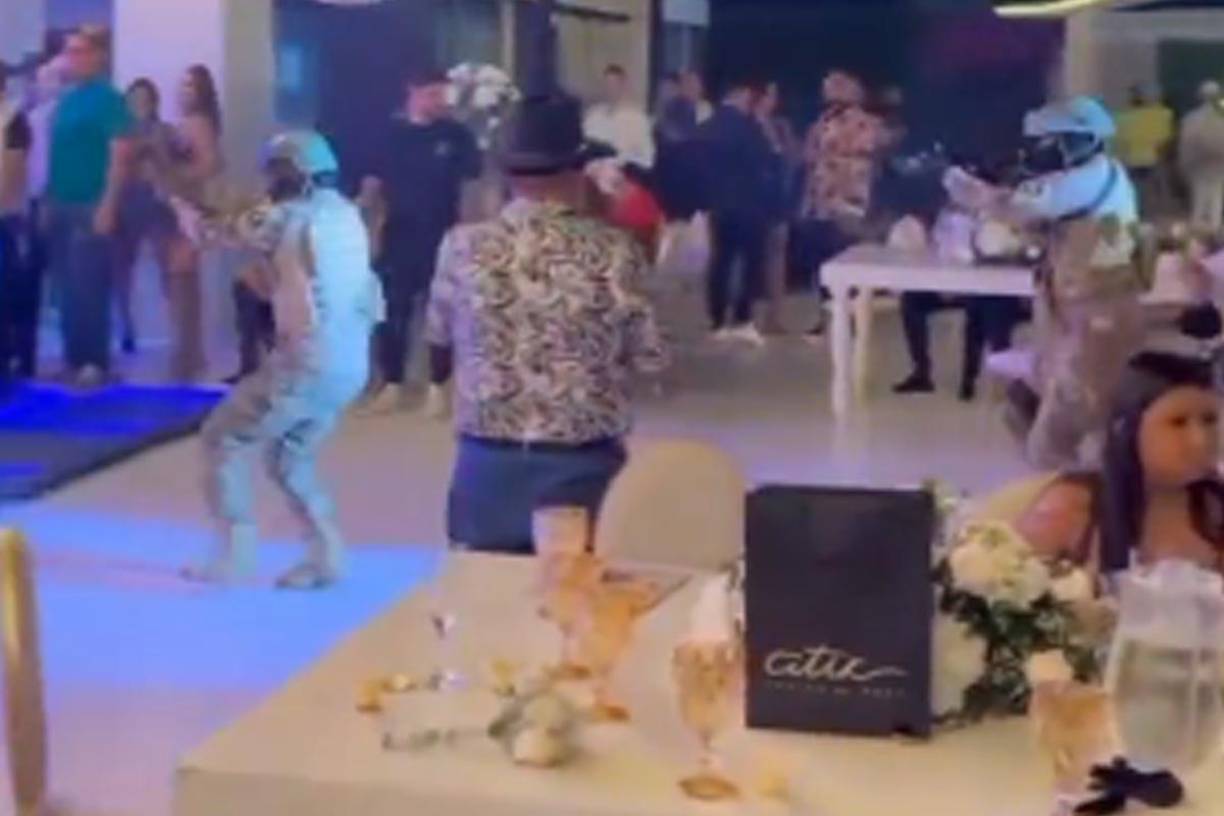 Cuando llegan detienen la música de la banda que amenizaba la narcoboda.