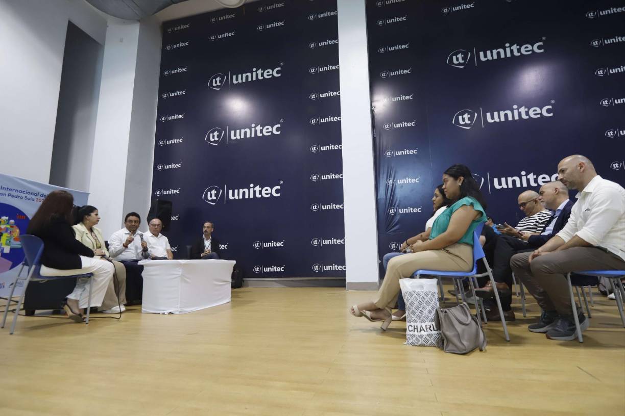 Durante la FIL se llevan a cabo disertaciones sobre obras literarias expuestas por los mismos expositores, mientras se comparte con el público que está interesado en conversar amenamente sobre esa pieza de arte escrita. Estas actividades se continuarán desarrollando el sábado y el domingo. 