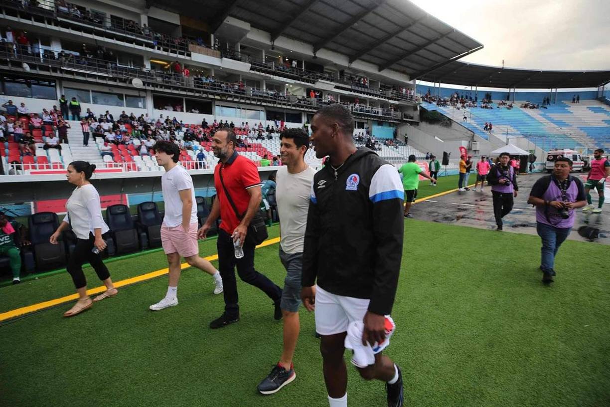 Brayan Beckeles acompañó a Noel Valladares y Fabio de Souza.