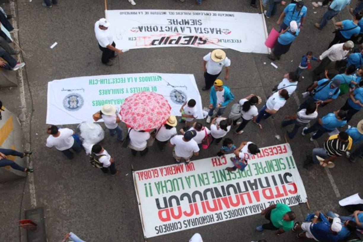 Pancartas usadas en la marcha de los trabajadores en Tegucigalpa.
