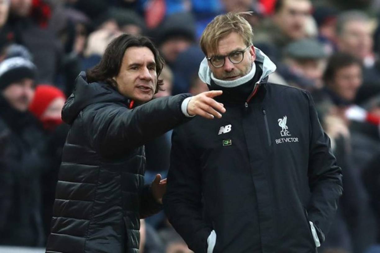 Bombazo en Inglaterra. Zeljko Buvac ha decidido irse del Liverpool de cara al partido más importante de la temporada, la vuelta de semis de Champions ante la Roma. Según la prensa inglesa, el segundo de Klopp se había desvinculado del equipo las últimas semanas y ya no asistía a las reuniones tácticas ni era considerado por el alemán durante los partidos. De esta manera Liverpool se queda sin su segundo DT.