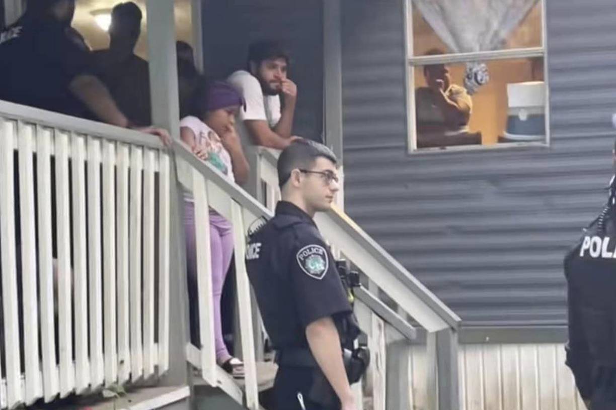 Javier Hernández intentó recuperar su teléfono y empujó a su esposa, quien se golpeó la cabeza contra una pared. En la pelea, ella tomó una botella de alcohol y la estampó en la cabeza de él.