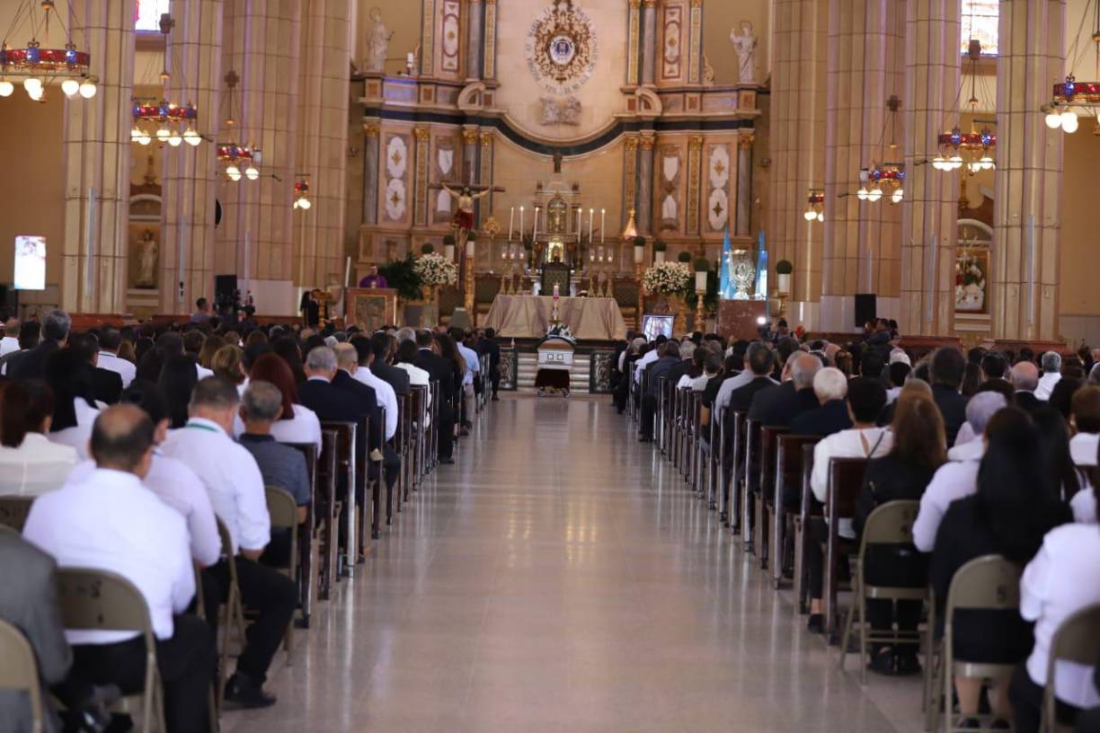 “Don Jorge cada día escribió una página hermosa que será recordada en nuestra Honduras. Hoy despedimos a un buen cristiano, a un gran patriota de esta Honduras”, expresó el padre Carlo Magno. 