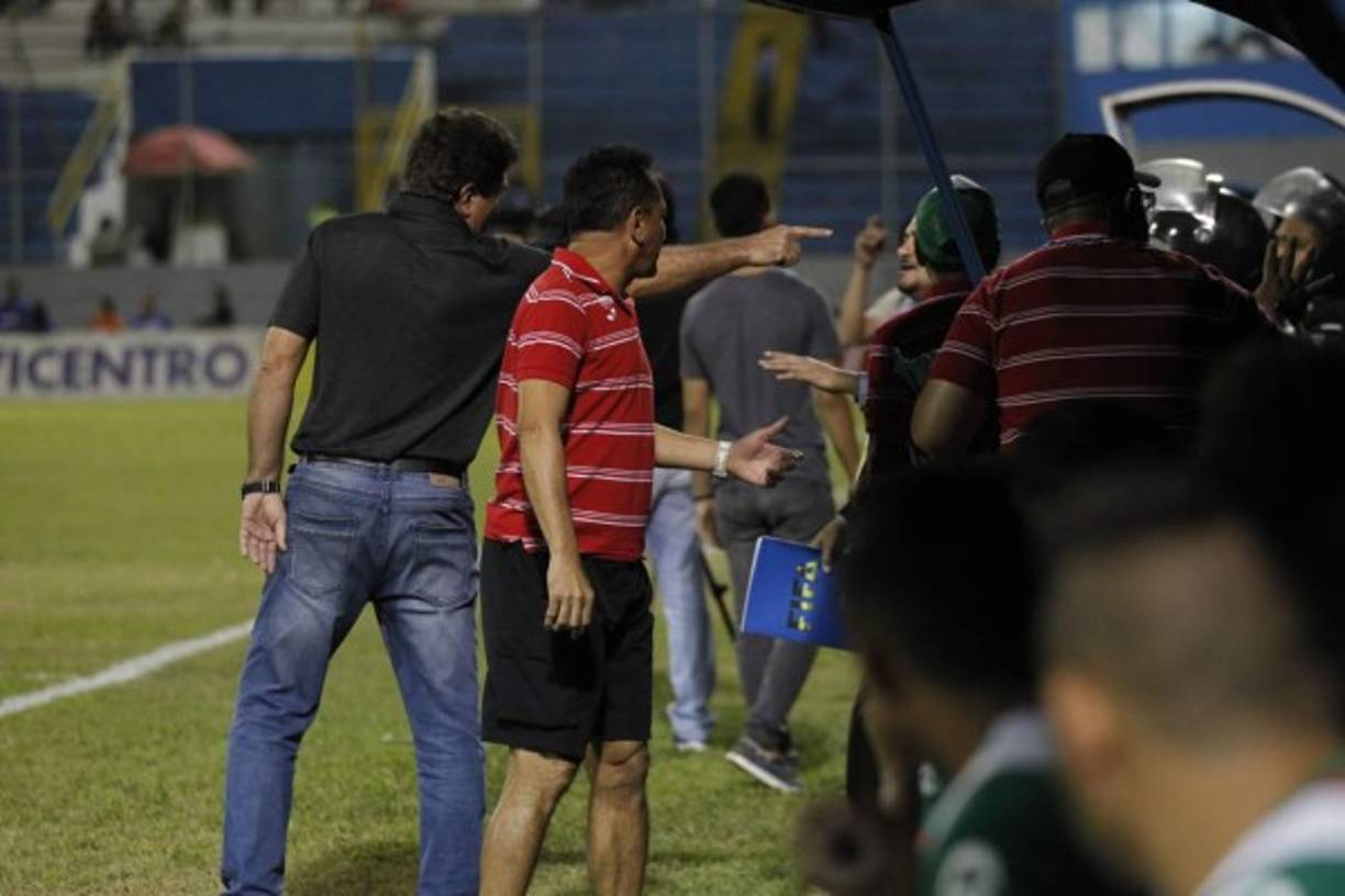 Héctor Vargas también estuvo discutiendo en el partido.