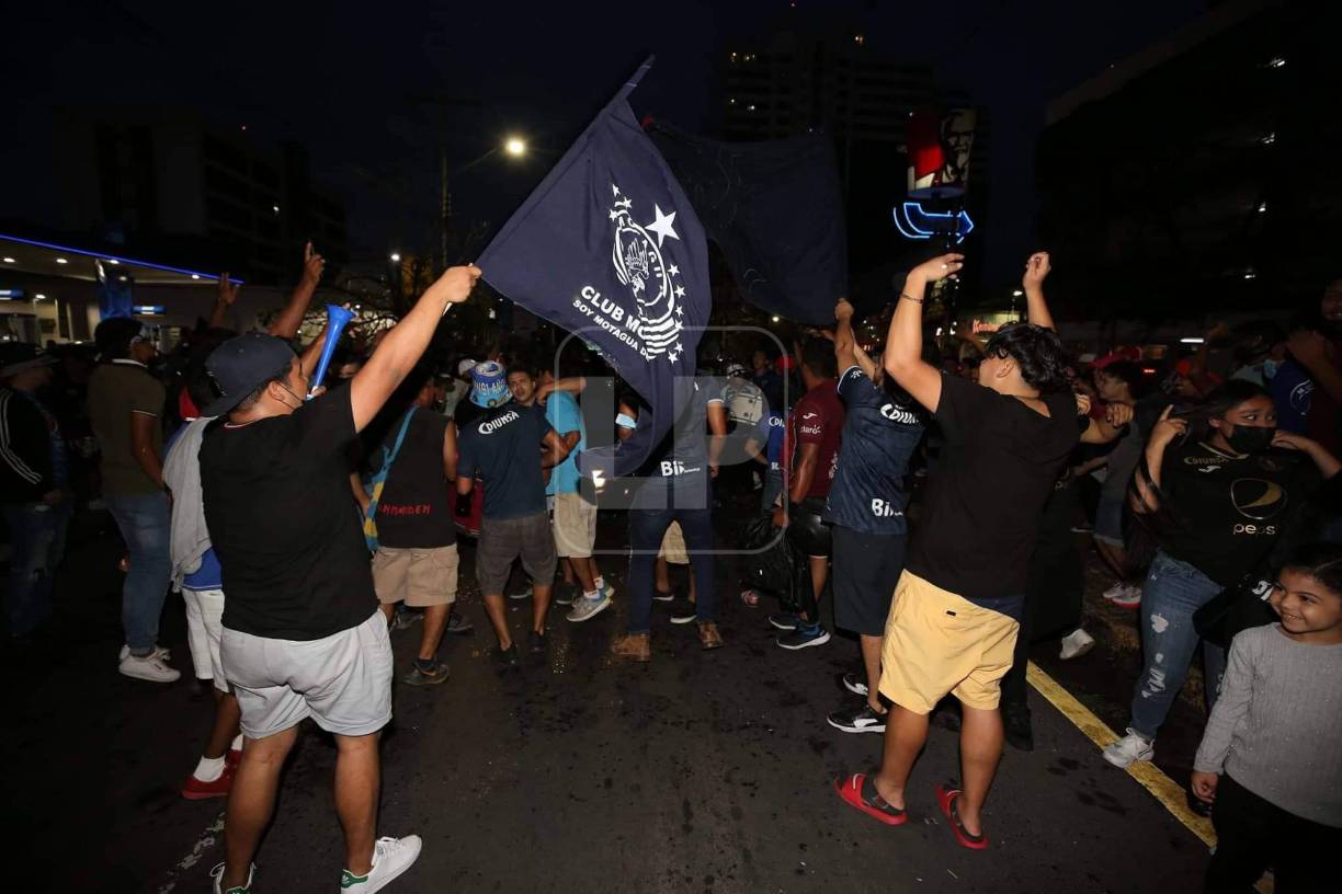 La afición del Motagua se tomó el Bulevar Morazán para celebrar la obtención del título.