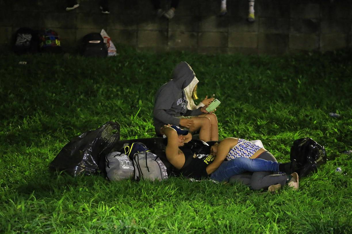 Muchos de los migrantes irregulares son acogidos en Centros de Atención al Migrante Irregular (CAMI) habilitados por el Gobierno, donde toman sus datos biométricos y reciben alimentación y atención médica. 