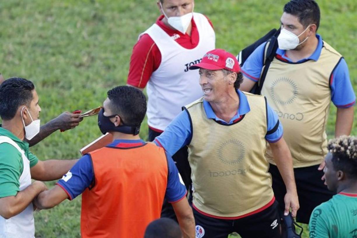 Víctor Coello tuvo que ser sujetado en la pelea con Pedro Troglio.