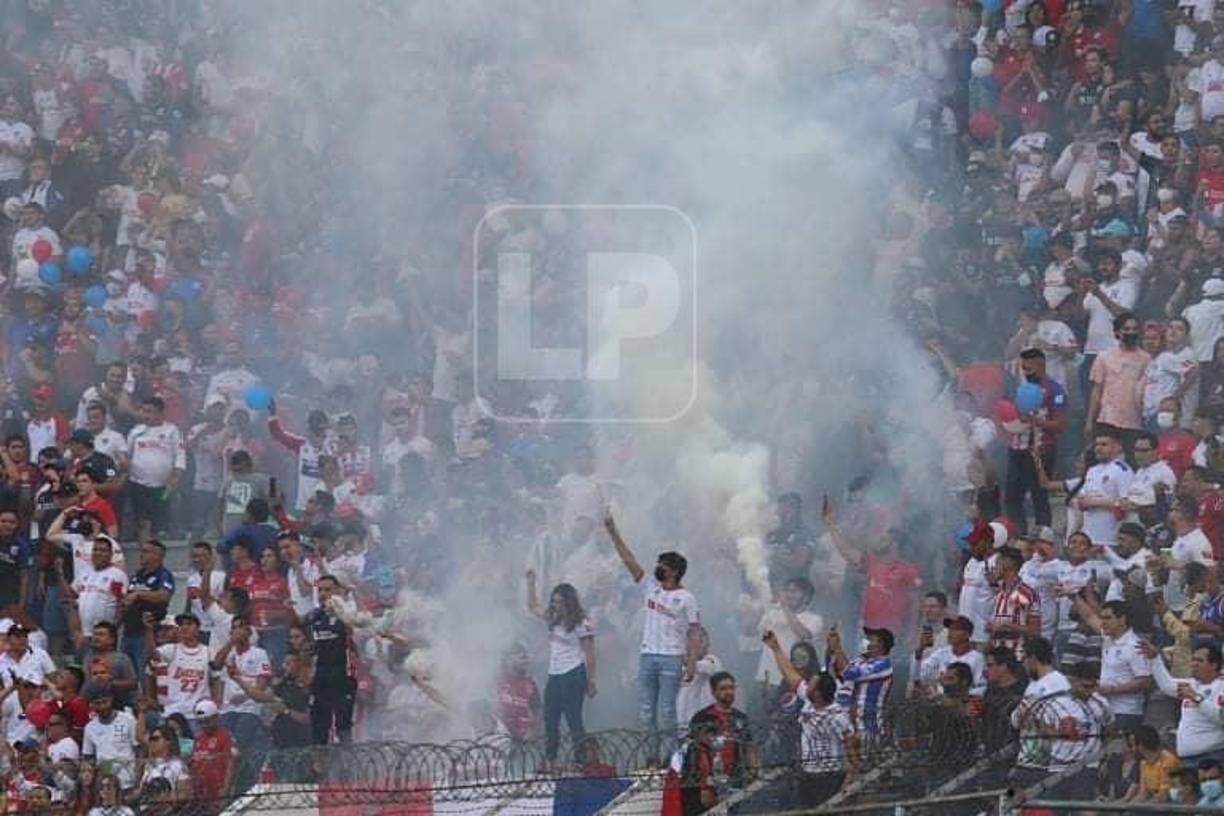 Según informó HRN, en las graderías hubo un susto luego que un aficionado sufrió ataques de epilepsia. 