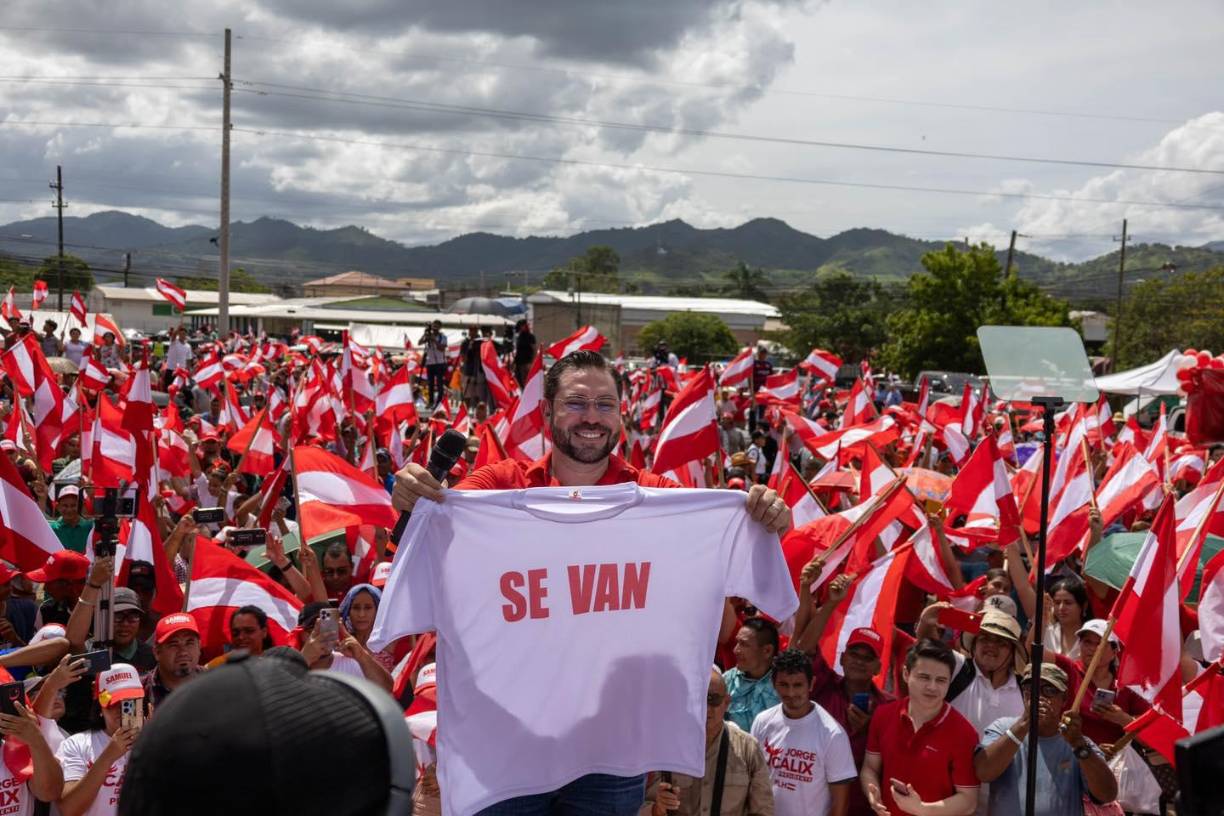 Asimismo, llamó a los precandidatos de los otros movimientos dentro del <b>PL</b> a llevar una campaña en <b>unidad</b> y <b>respeto</b>. 