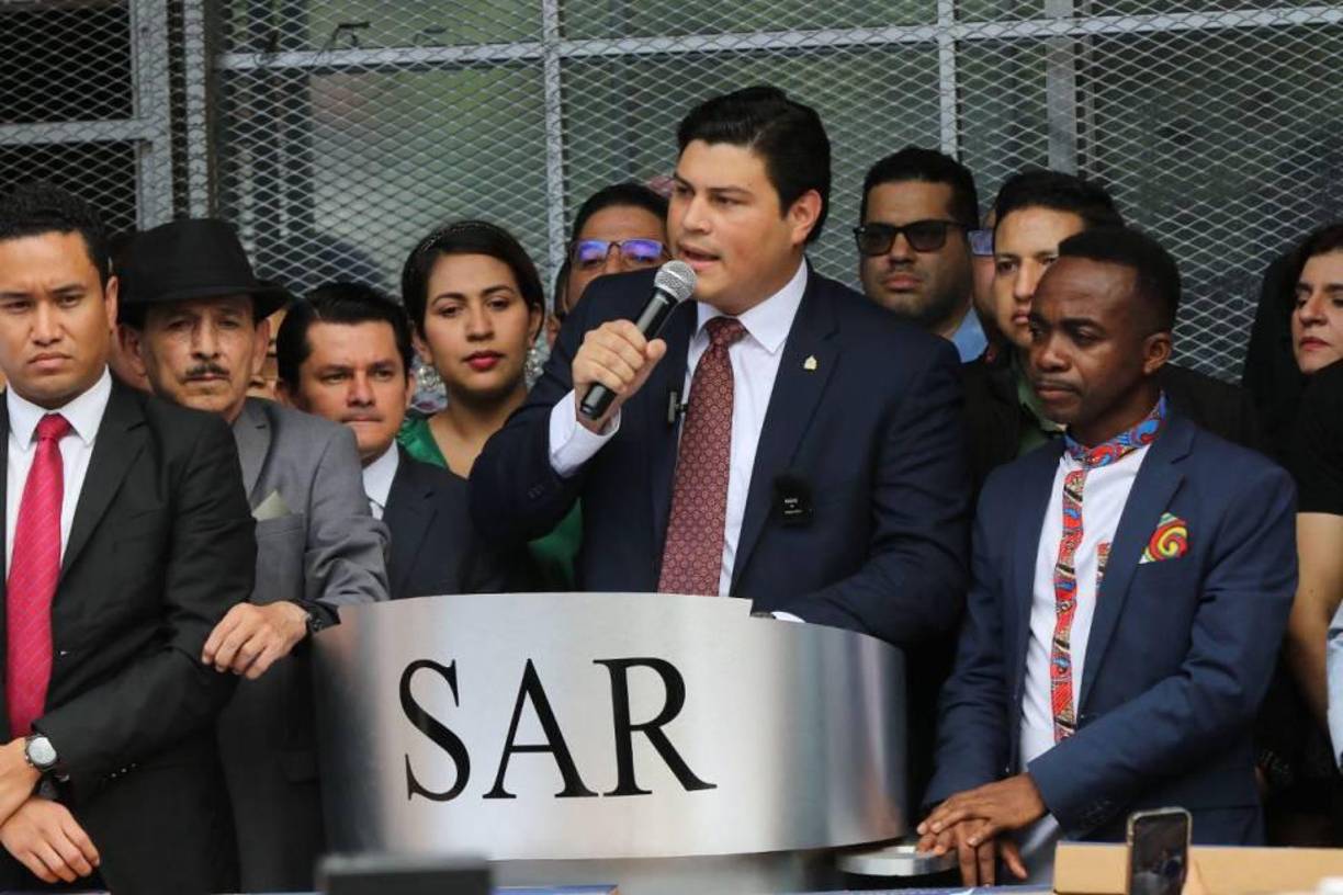 Marlon Ochoa, en su primer día como consejero del CNE, denunció varias deficiencias en el edificio recientemente inaugurado el 2 de septiembre. 