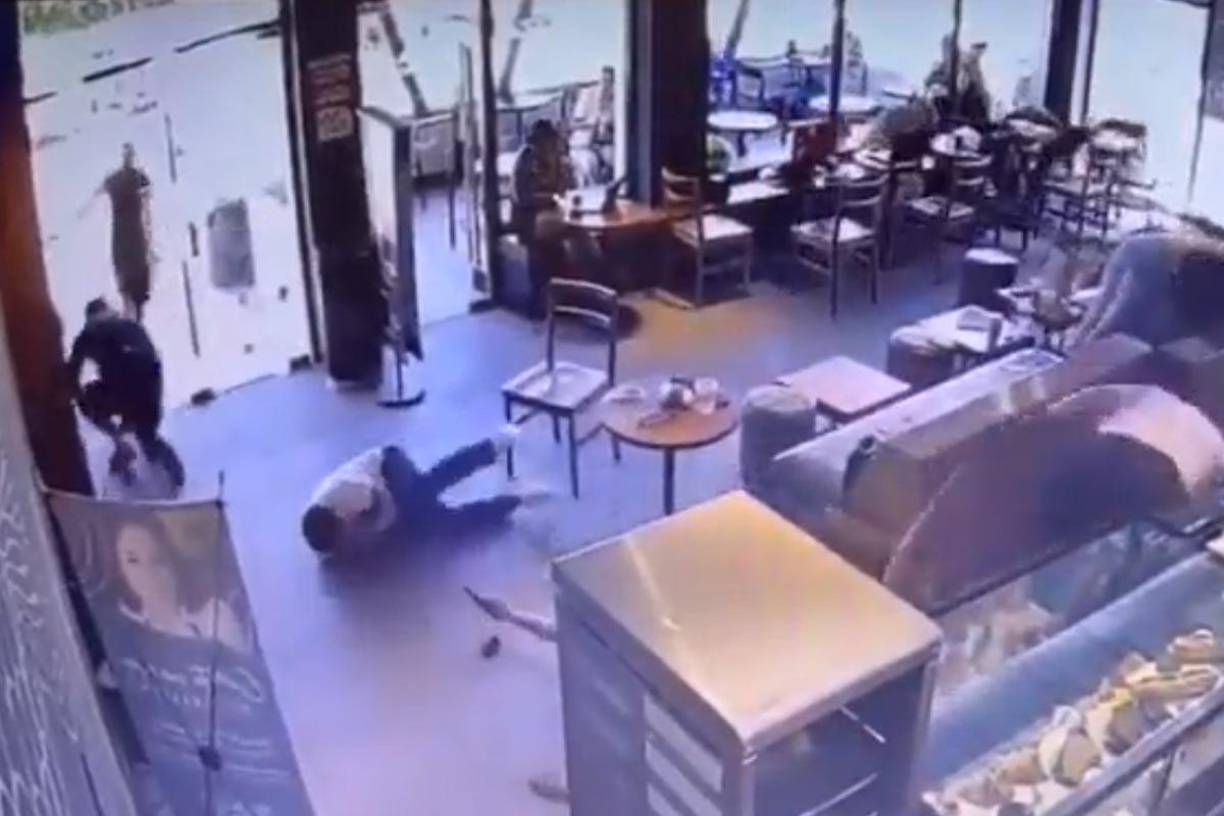 Según testigos, un hombre entró presuntamente a asaltar a David González Cuéllar, el cual pretendió despojarlo de un reloj Rolex pero al resistirse el empresario el delincuente le disparó.