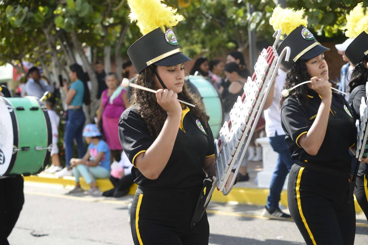 Niños engalanan desfiles patrios en San Pedro Sula