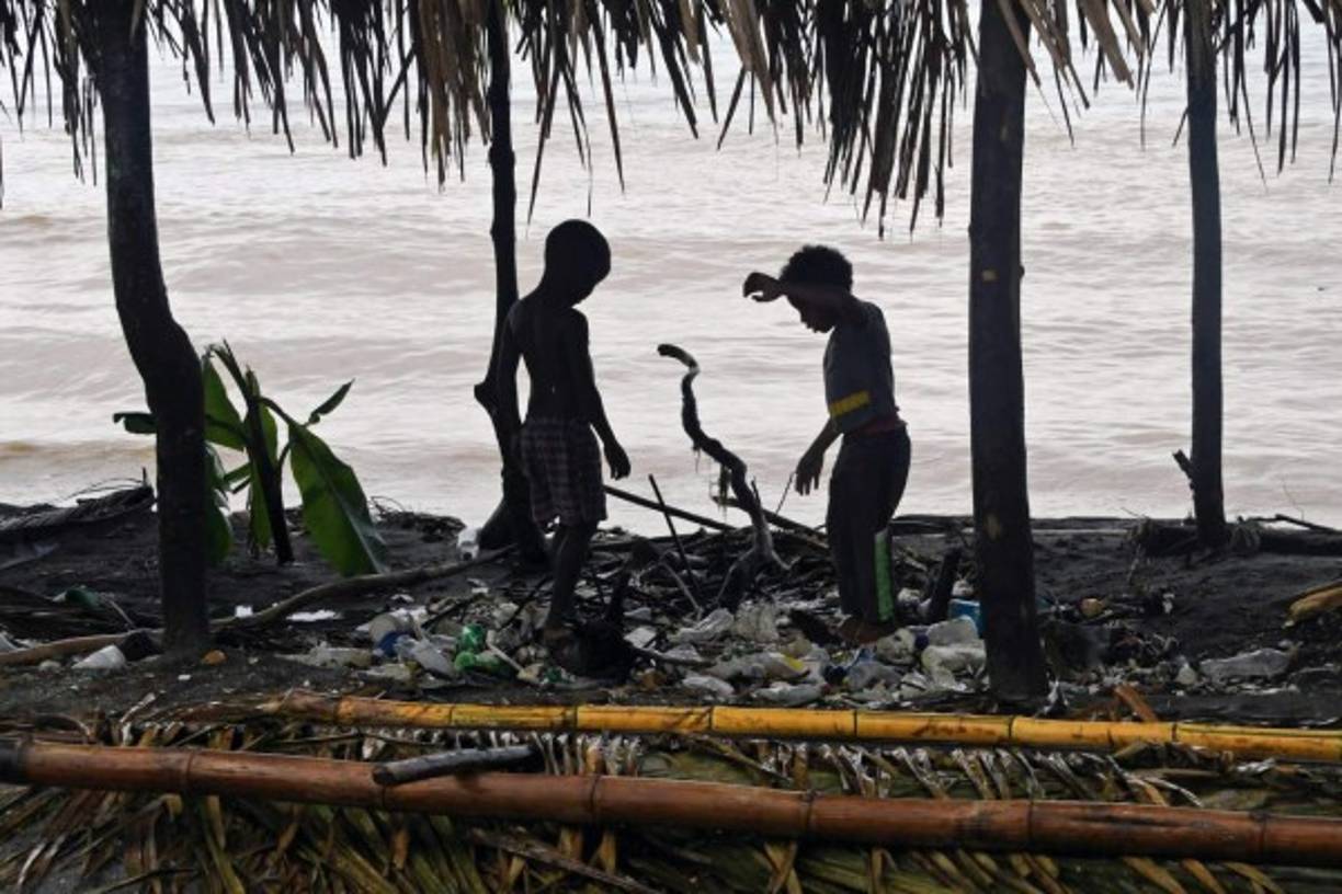 Una de estas 'islas de basura' ha sido registrada por la fotógrafa estadounidense Caroline Power, que vive en la isla hondureña de Roatán. El problema es que los desechos 'siguen entrando en nuestros océanos y terminan formando estas áreas de basura', dijo a la AFP en un correo electrónico.<br/><br/>'Es una catástrofe ambiental' causada por la basura lanzada por las poblaciones de unos 30 municipios de Guatemala localizados en las riberas del río, que recorre unos 350 km hasta llegar al mar, donde se convierten en islas flotantes, aseguró Leonardo Serrano, vicealcalde de Omoa, una ciudad costera en el norte de Honduras.<br/>