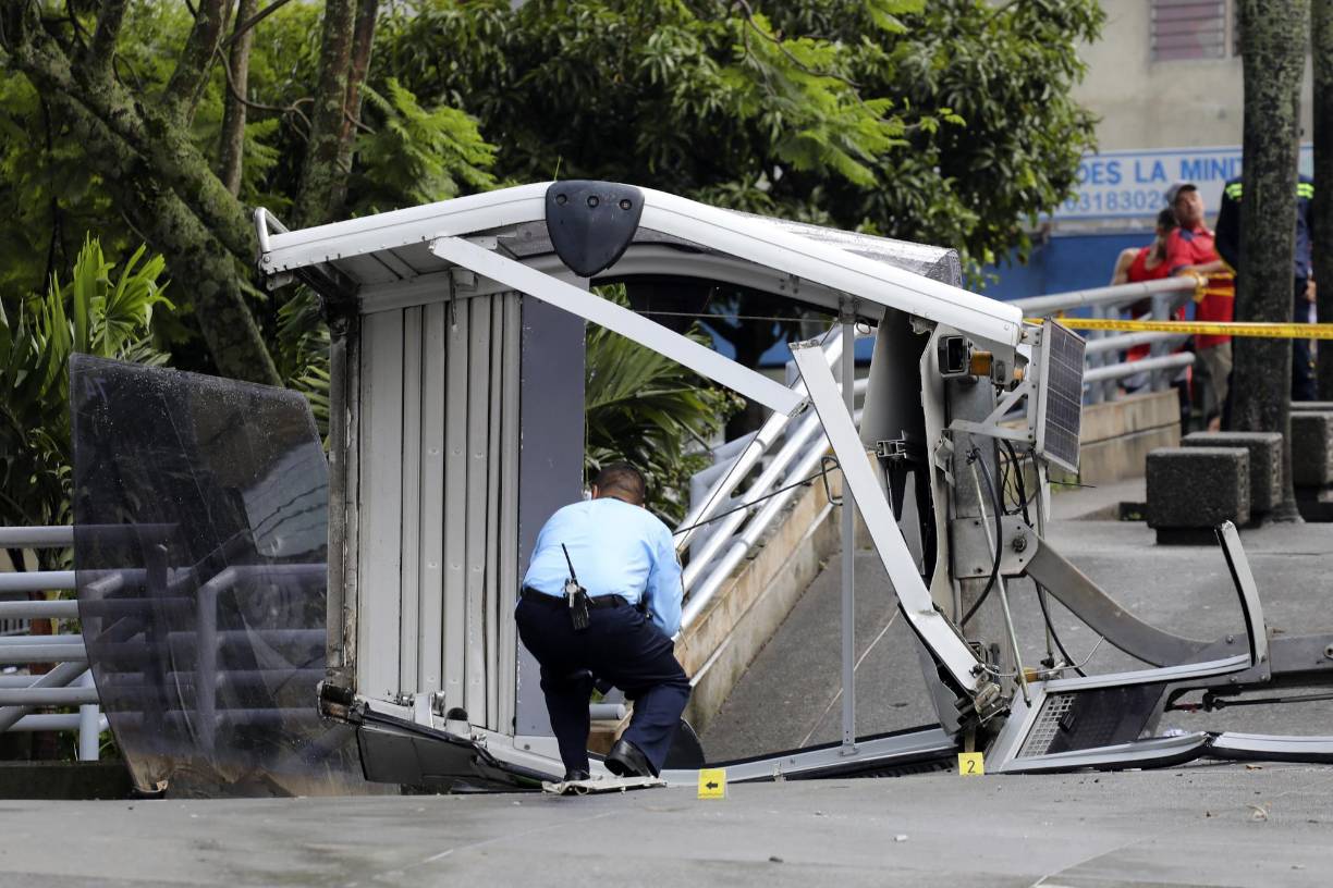 El Departamento Administrativo de Gestión del Riesgo de Desastres (DAGRD) fue notificado a las 4:42 hora local (9:42 GMT) del colapso de la cabina, al caer en una acera cuando cumplía el recorrido de la Línea K, que está compuesto por cuatro estaciones, tiene una longitud de 2 kilómetros y opera con 93 telecabinas, cada una con capacidad para 10 usuarios.