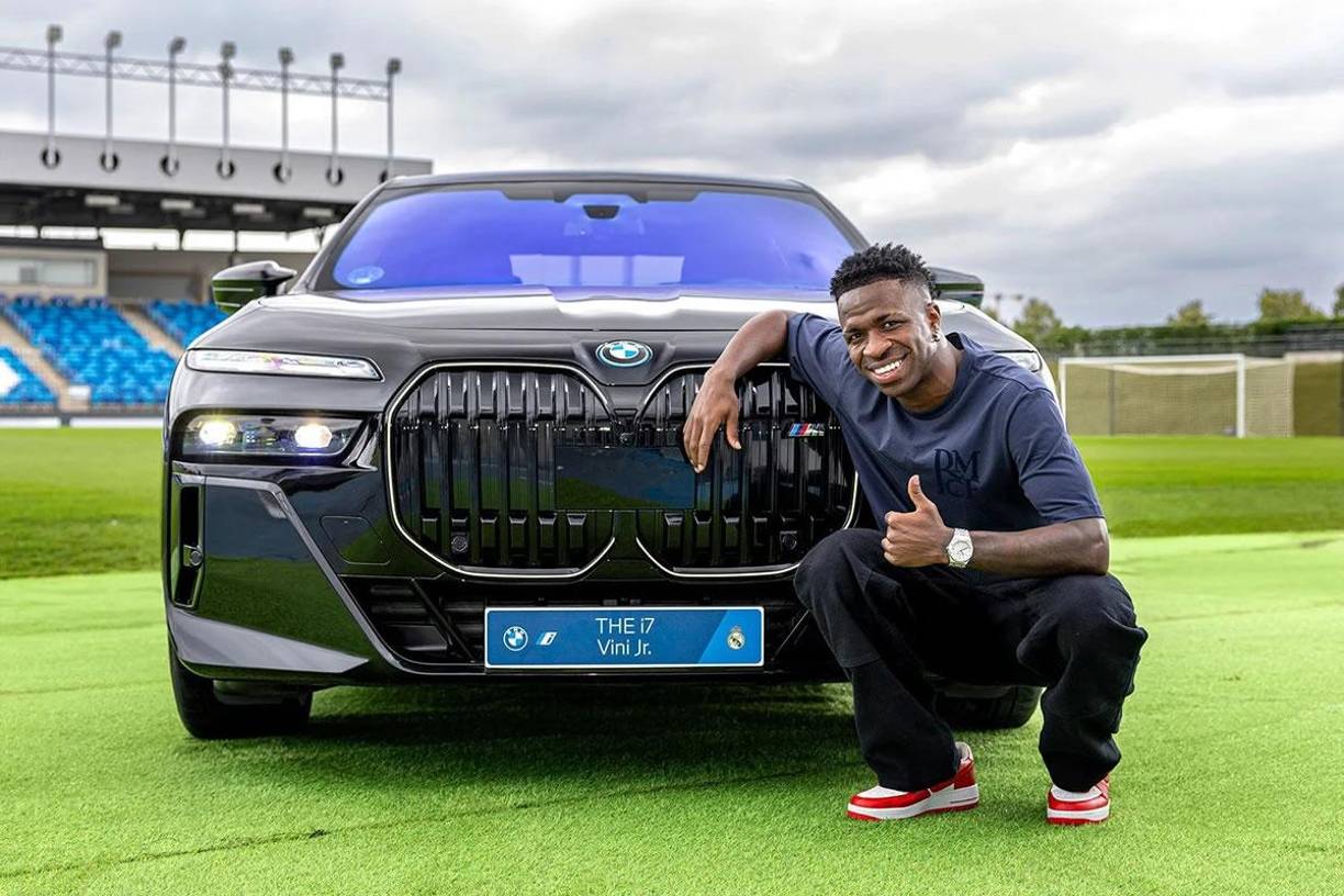 Vinicius Jr. - El brasileño escogió el carro más costoso, un BMW i7 M70 xDrive (659 CV, con un precio de 186.650 euros). Al cambio en Honduras, son más de 5.1 millones de lempiras.