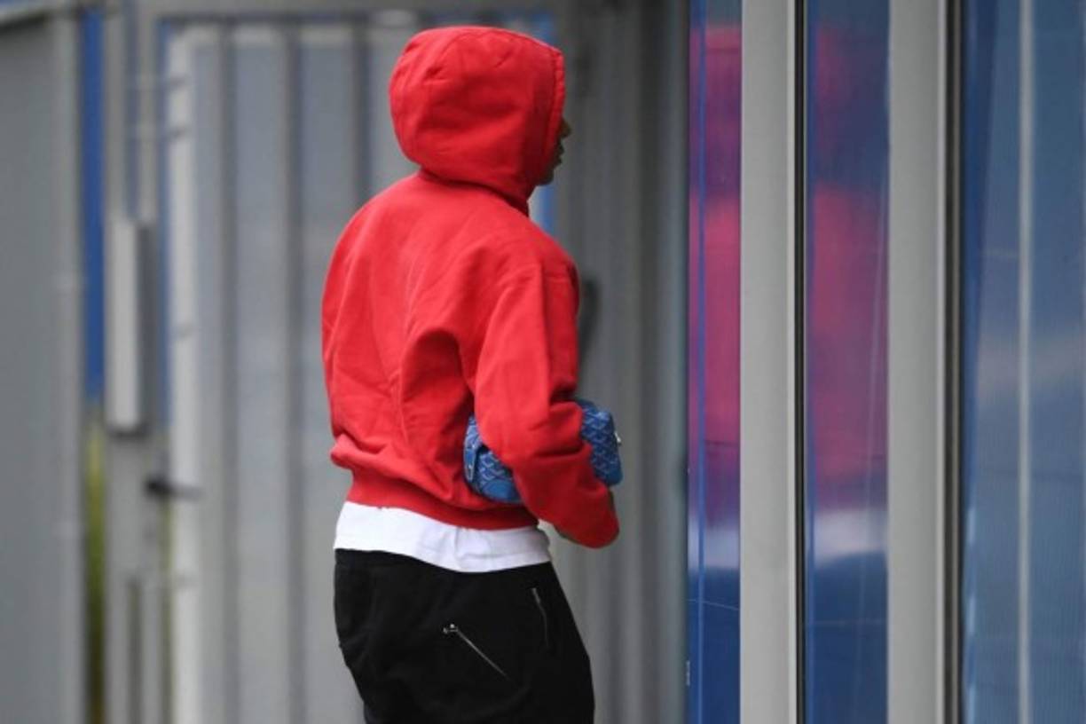 Así llegó Kylian Mbappé al centro de entrenamiento Camp des Loges del PSG para la práctica.