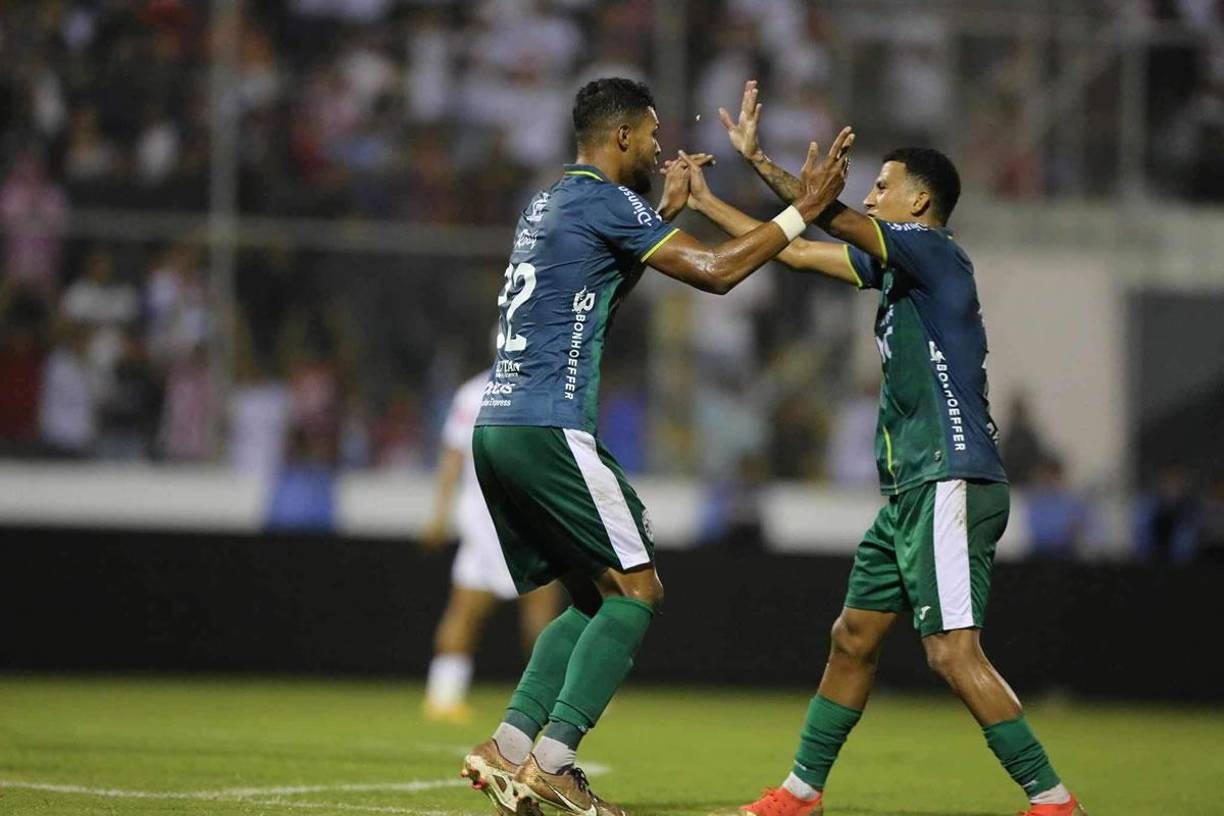Kilmar Peña celebra con Selvin Guevara el empate contra el Marathón.